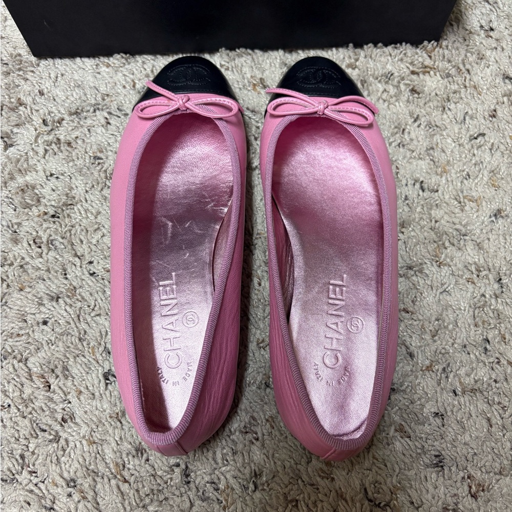 CHANEL pink & black flats - Picture 6 of 13